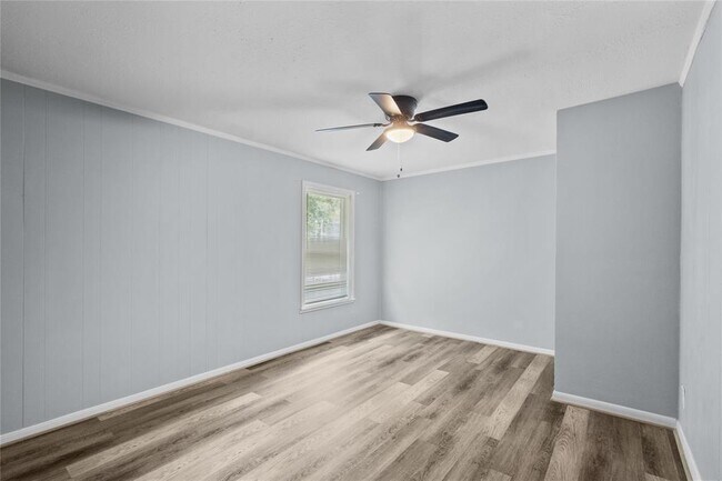 Building Photo - 2324 Cedar Dr