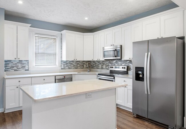 Building Photo - Stylish and Spacious: Renovated 5-Bedroom ...