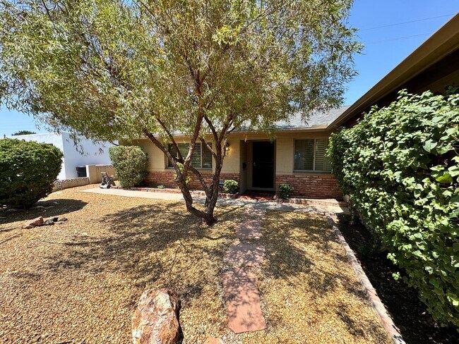 Building Photo - 8238 E Vista Dr