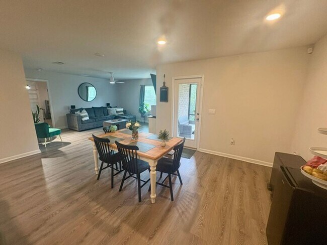 Building Photo - 6727 Sarah Ann Way