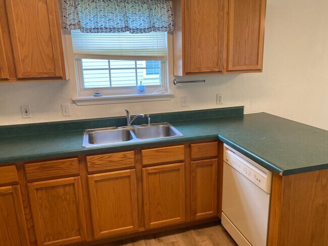 Building Photo - 3 bedroom/2 bathroom single family home!  ...