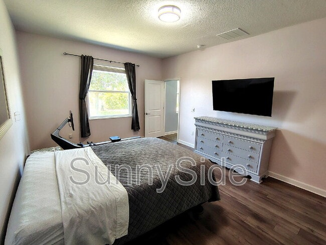 Building Photo - 1047 Oak Bluff Dr