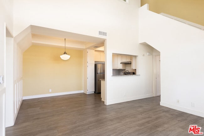 Building Photo - 13801 Oxnard St