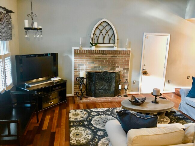 Family room with vaulted ceiling - 120 Connemara Dr