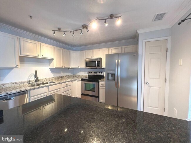 Building Photo - Beautiful 2bd 2bth mid level condo featuri...