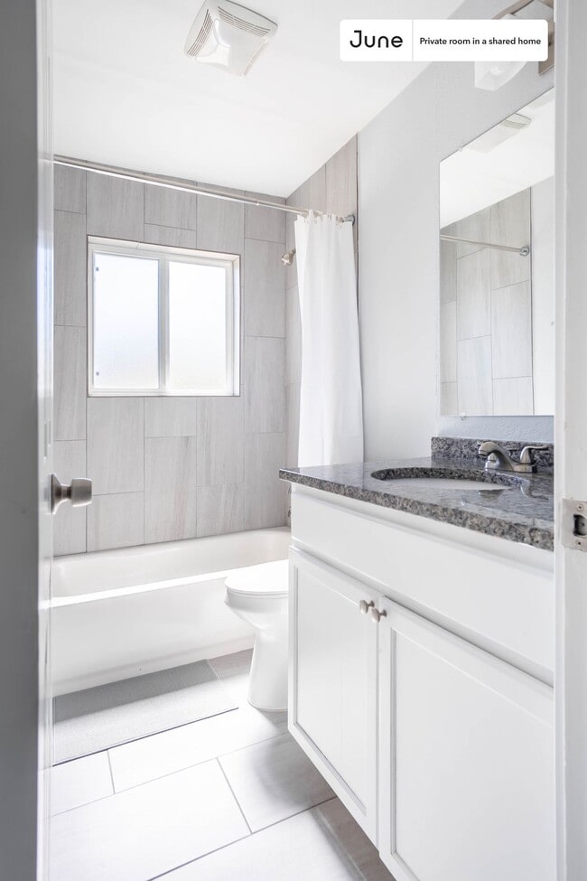 Building Photo - Private bedroom in 3 bed/2 bath Home