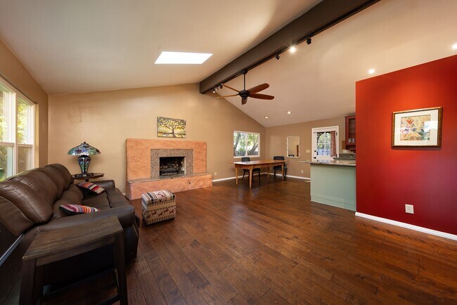 Building Photo - Cozy 2 Bedroom Cottage with Lush Gardens