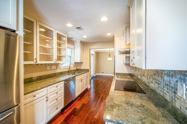 Building Photo - Charming End Townhouse in Prime North Old Town Location