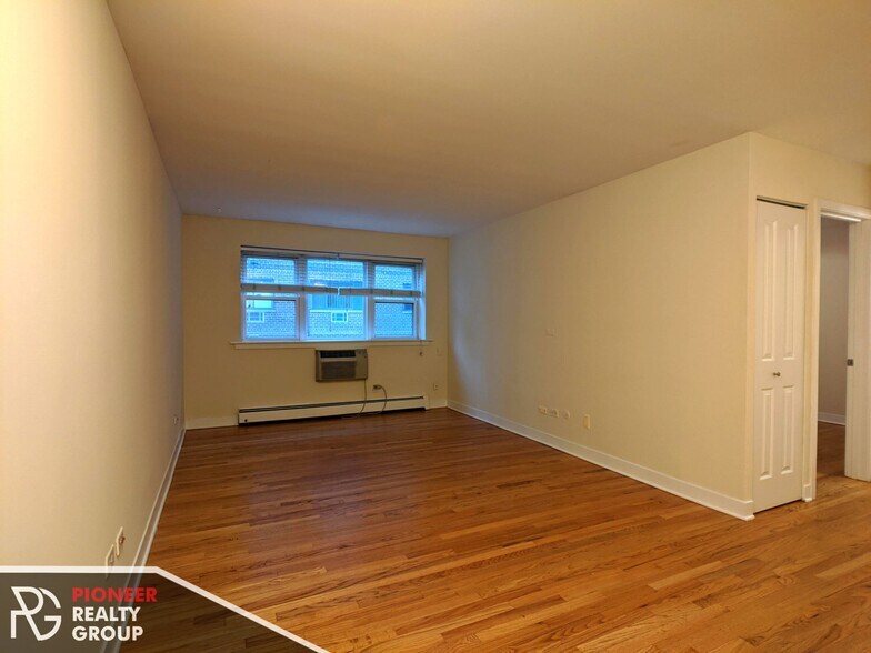 Building Photo - 643 W Wrightwood Ave