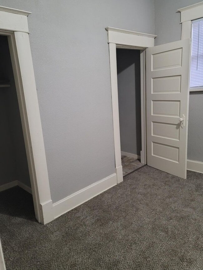 Building Photo - 2 Bedroom, 1 Bath House
