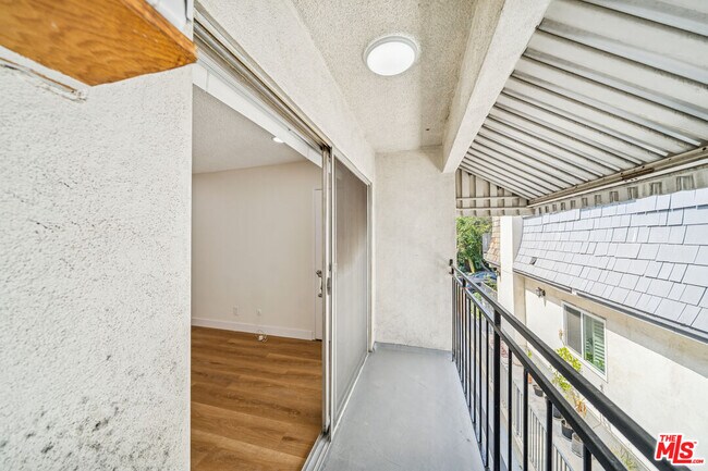 Building Photo - 842 Westbourne Dr