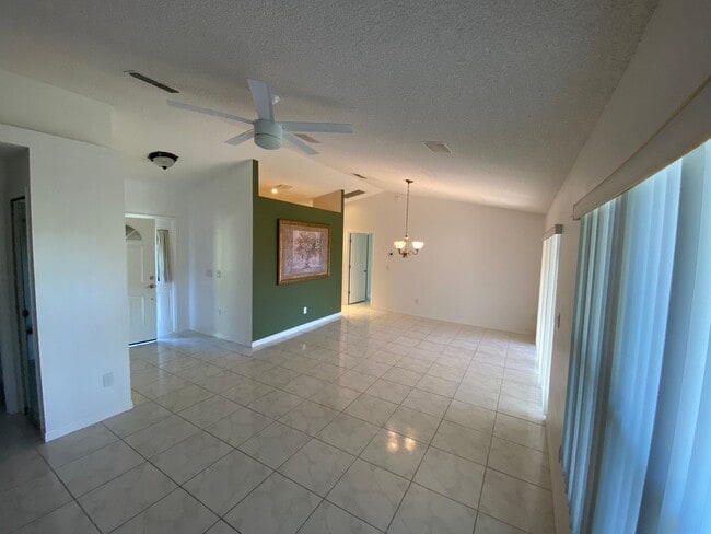 Building Photo - 3/2/2 great location