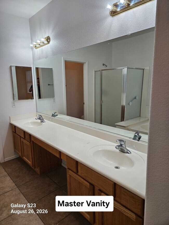 Building Photo - 1107 E San Tan Dr