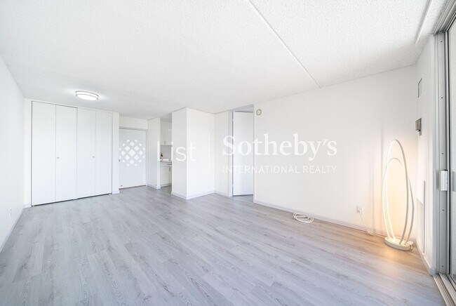 Building Photo - Villa on Eaton Square #1410 | Honolulu, HI