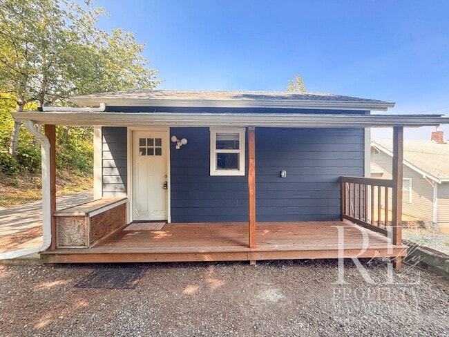 Building Photo - 109 1/2 Wycoff Ave S