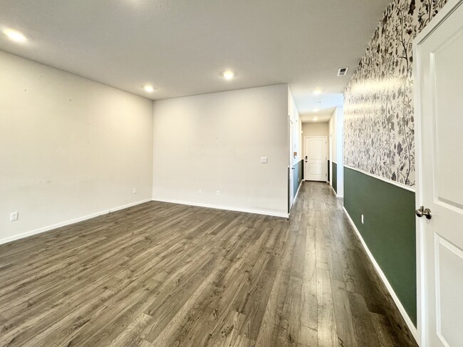 Building Photo - 914 N 18th Ave
