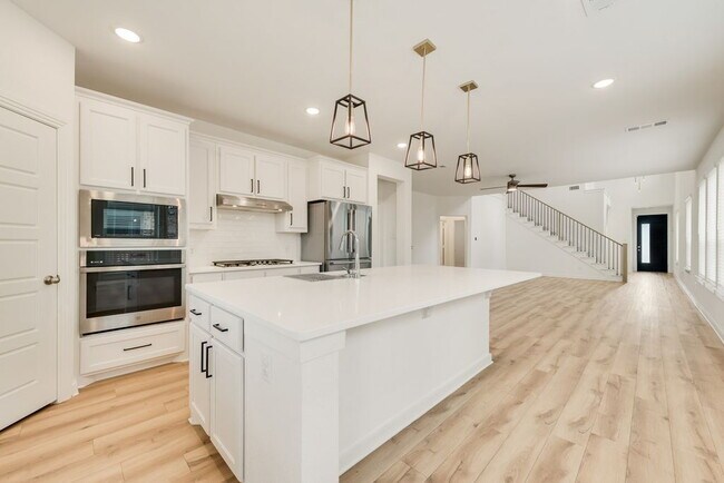 Building Photo - Beautiful 5 bedroom 3 full bath home in the heart of Heartland!