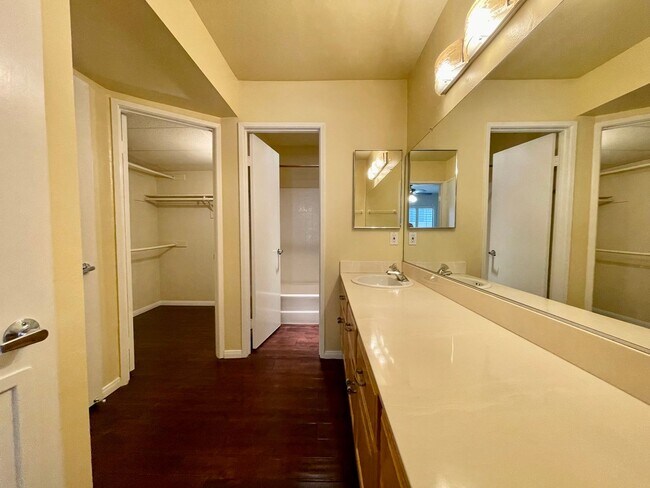 Building Photo - Adorable 1bdrm + loft in Lake Forest