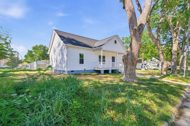 Building Photo - 2206 Grant St