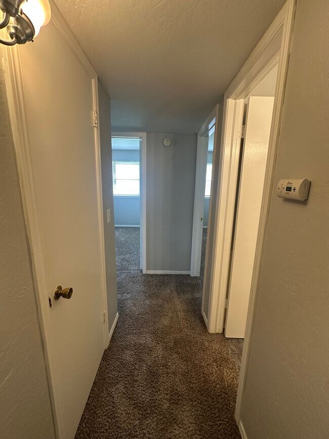 Building Photo - 4844 Woodview Dr