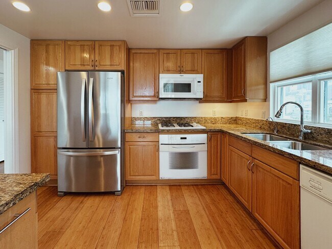 Building Photo - Modern 2 Bed, 2 Bath Condo in the Heart of the Marina District