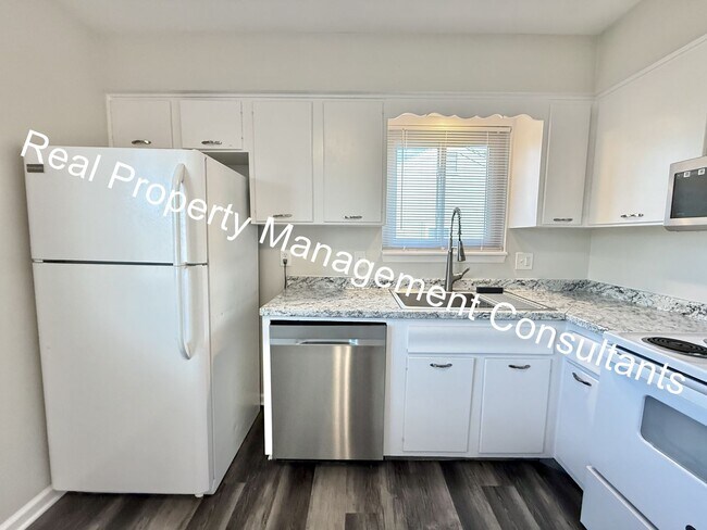 Building Photo - 3 Bedroom 2 Bath Overland Park Duplex Now Available!