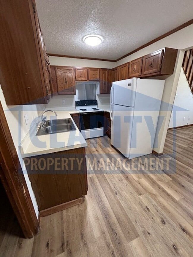 Building Photo - Centrally located two bedroom duplex!