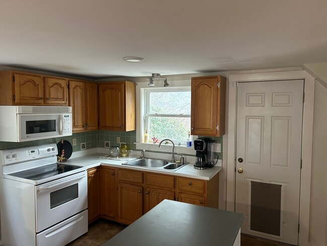 Building Photo - 392 Back Ashuelot Rd