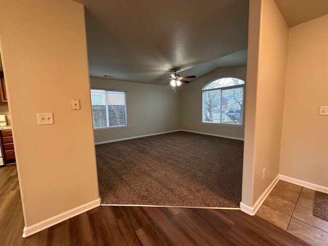 Building Photo - Well maintained home in desirable neighborhood!