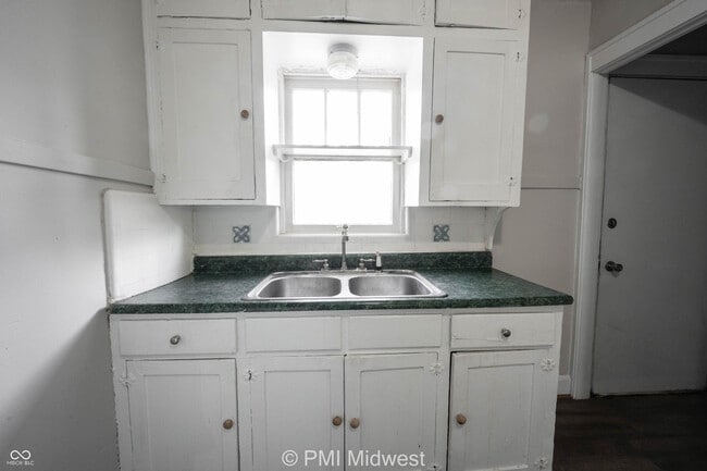 Building Photo - 824 E 44th St