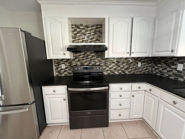 Building Photo - Wonderful 3 Bedroom Split Level Home In Sa...