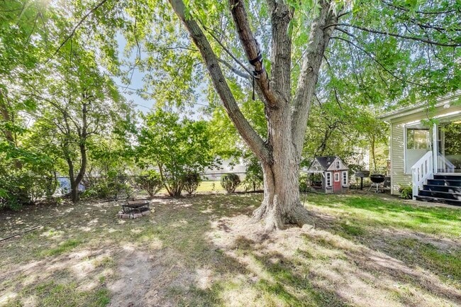 Building Photo - 6053 N Keeler Ave
