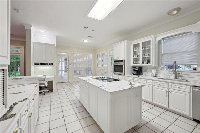 Building Photo - 4 Twin Cir Dr