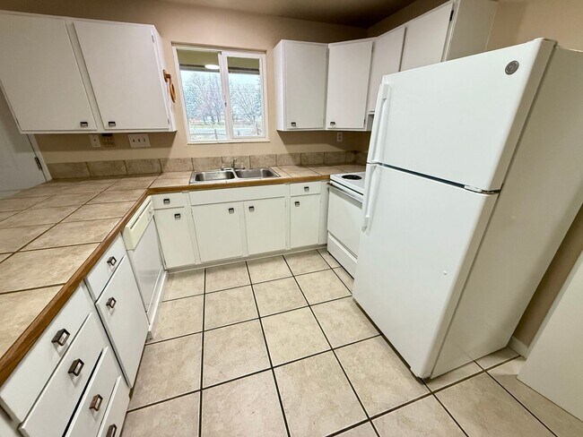 Building Photo - 1608-1610 N Brooklane St