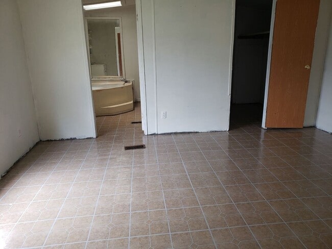 Building Photo - APPROVED SECTION 8 VOUCHERS ONLY! Rent thi...