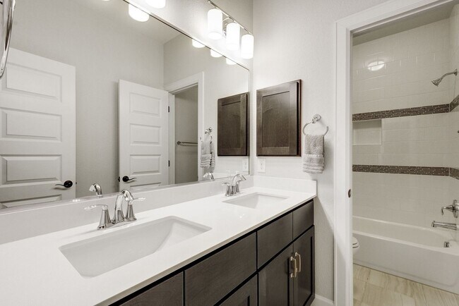 Building Photo - North Loop Area Gem!!!