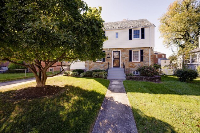 Building Photo - Charming 3BR/2BA Home with Bonus Room, Sunroom & Private Driveway – Prime Hyattsville Location!