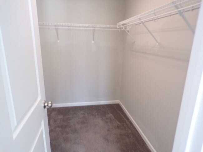 Building Photo - 4 Bedroom Townhome Located In Allenwood