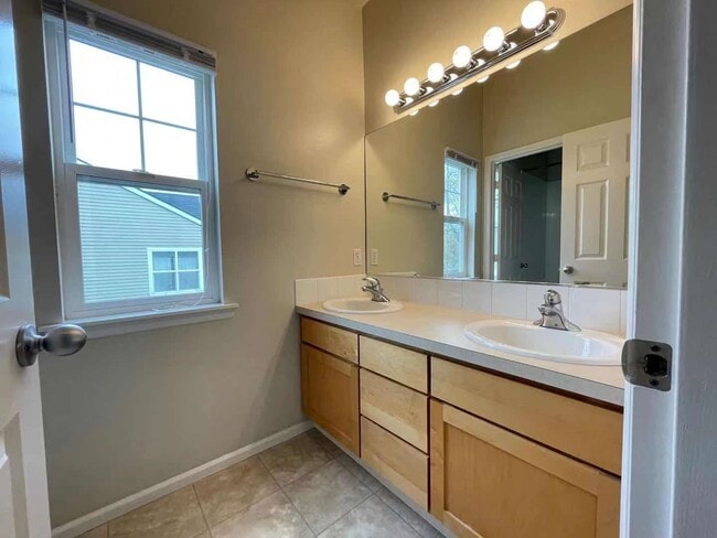 Building Photo - Great Townhome For Rent