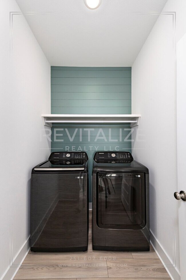 Building Photo - Charming Gold Fortified Home in Live Oak E...