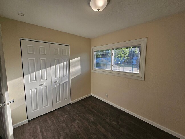Building Photo - 3 bed, 1 bath, fully renovated.