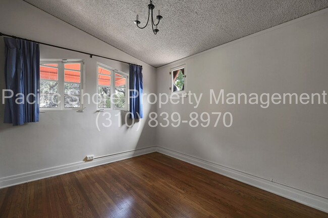 Building Photo - 1229 N Geneva St
