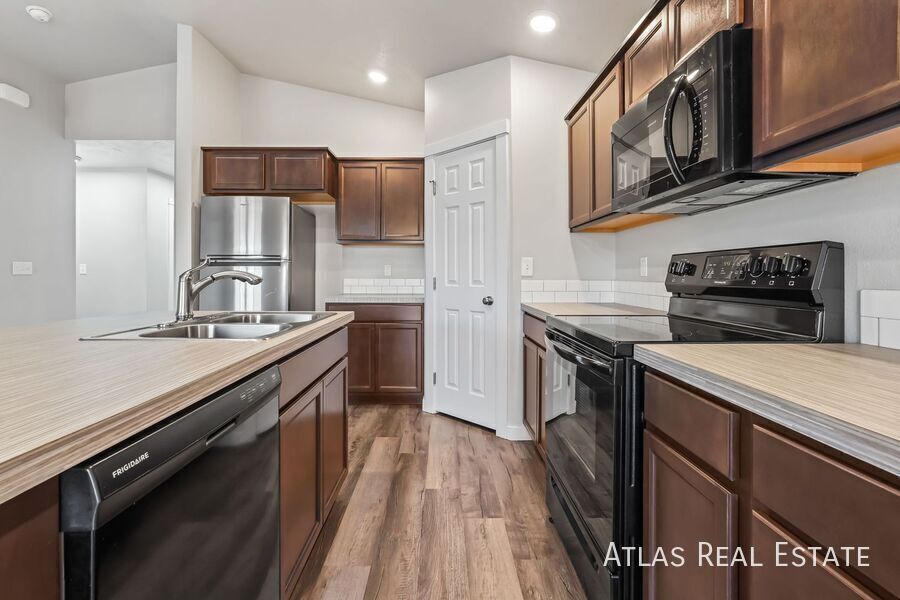 Building Photo - 1806 E Eddington St