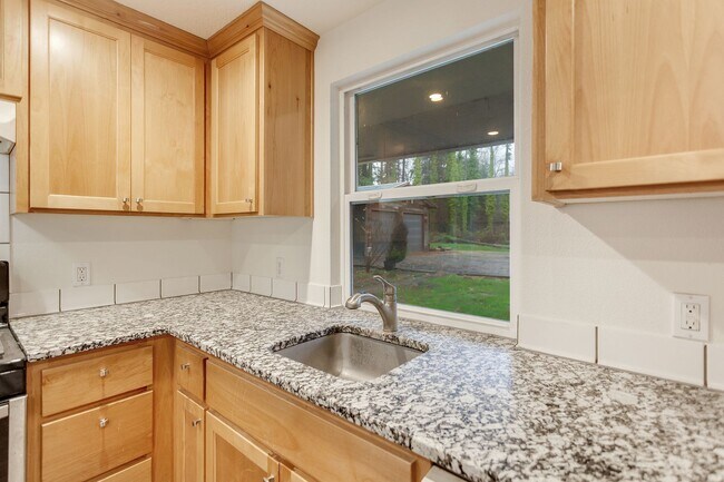 Building Photo - Spacious 2BR Home with Loft, Warehouse & Private River Access Mulino, OR