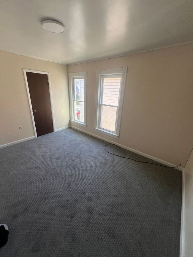 Building Photo - 418 E 5th St