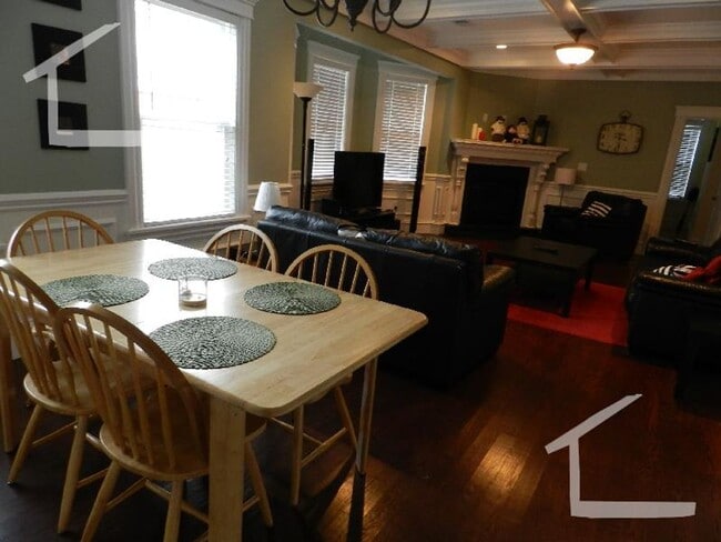 Building Photo - No Brokers Fee, No Security Deposit, In Unit Washer/Dryer, Pets friendly, Parking Included, Centr...