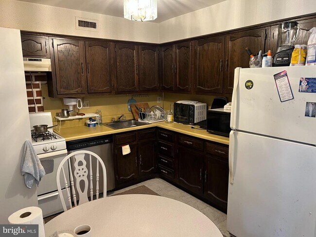 Building Photo - 809 Red Lion Rd