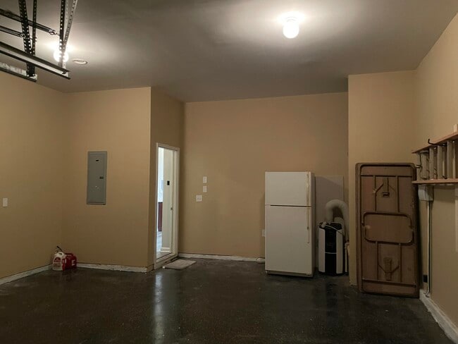 Building Photo - 527 Telegraph Dr