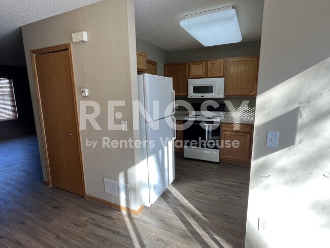 Building Photo - Available August 8 - 2 Bed/1.5 Bath Townhome in Prior Lake