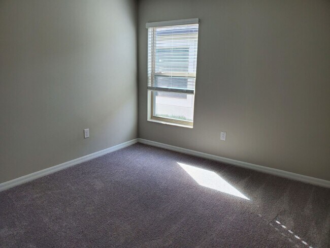 Building Photo - "Spacious 4-Bed, 2-Bath Gem with 1936 Sq Ft of Comfort in Riverview, FL!"
